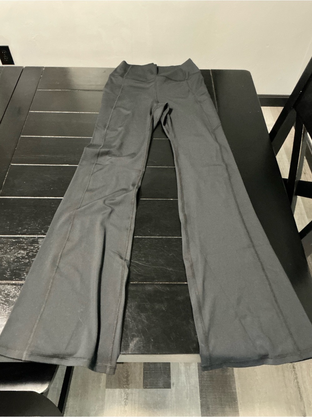 Fabletics Oasis PureLuxe High-Waisted
Pocketed Kick Flare black size medium